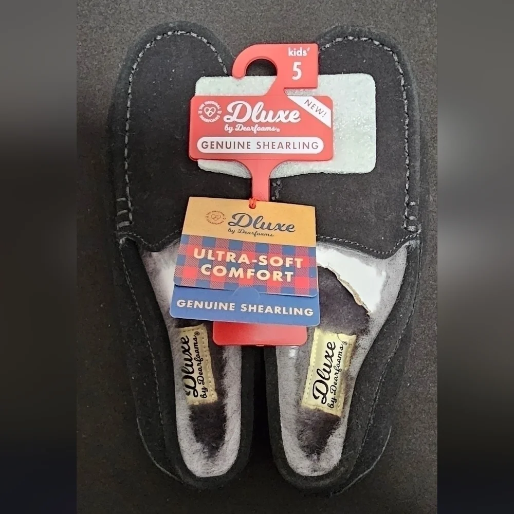 𝅺Dearfoams Kid's Fireside Indoor/Outdoor Shearling Moccasin | Size 5